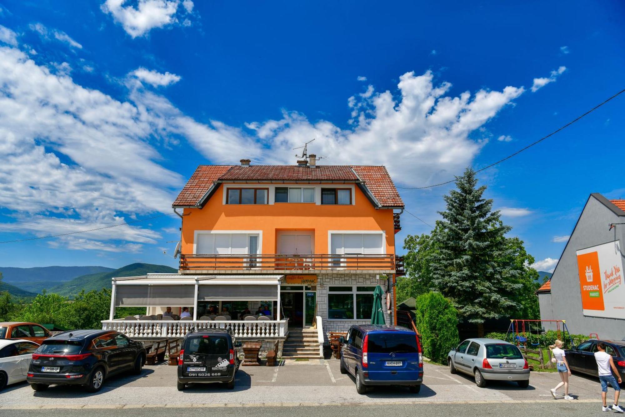 Accommodation "Old Town Dreznik" Rakovica Exteriör bild