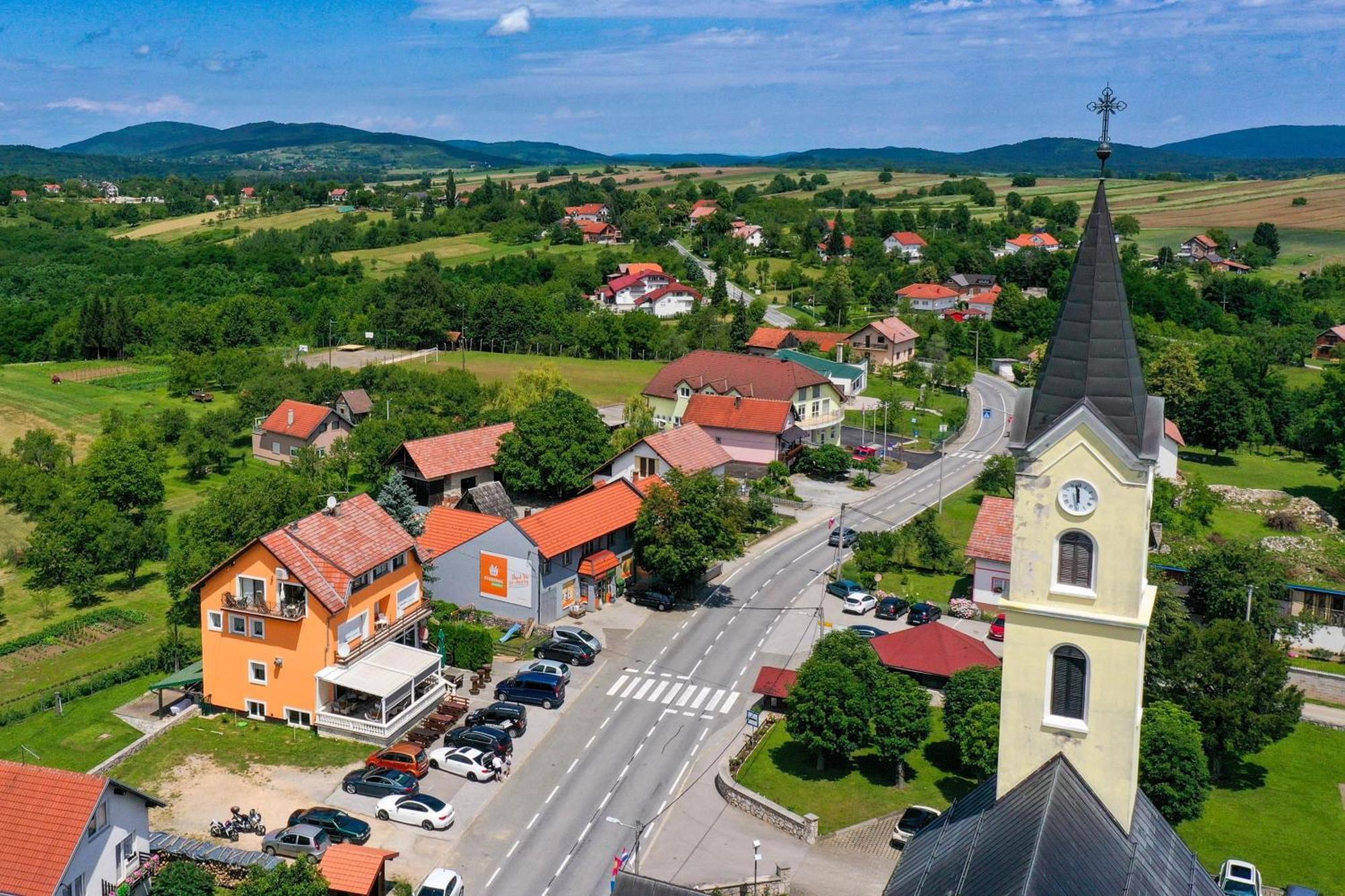Accommodation "Old Town Dreznik" Rakovica Exteriör bild